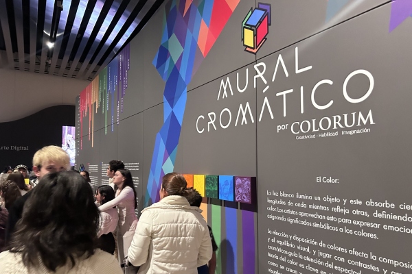 Mural Cromático una exposición de 330 obras sobre el color y las emociones