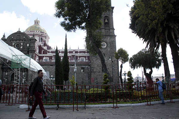 Aunque no haya puente, poblanos se lo toman
