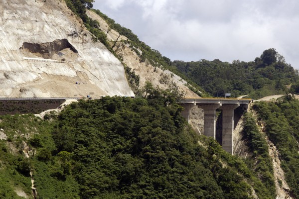 Desgajamiento por lluvias provoca cierre de la México-Tuxpan