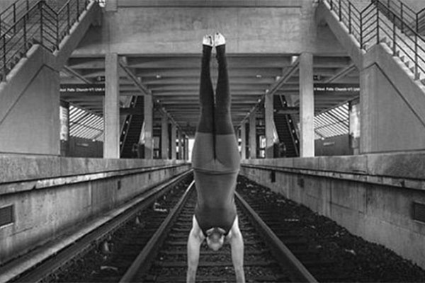 Mujer es detenida por practicar yoga en las vías del metro