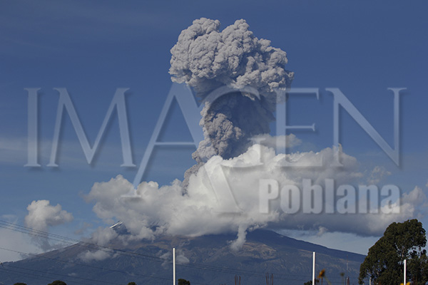 Exhala el Popo y la ceniza llega hasta Palmar de Bravo