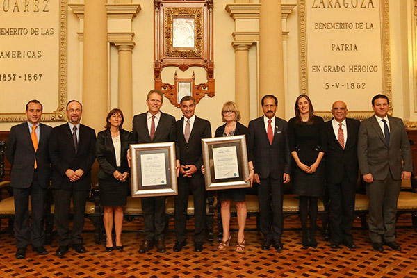 Entrega Gali reconocimiento a delegación del Reino Unido