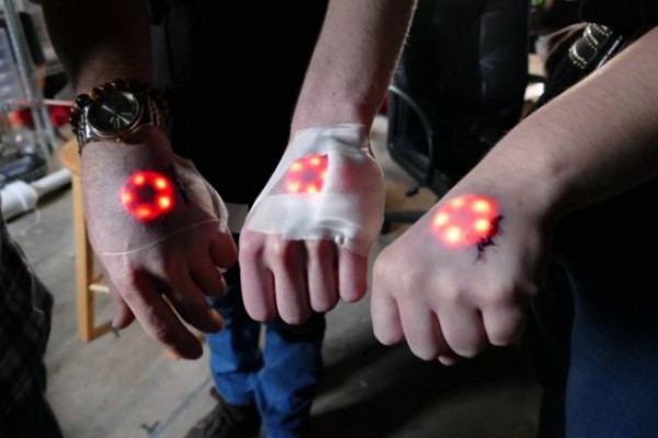 Abrirse la piel y colocarse luces led, nueva tendencia entre jóvenes