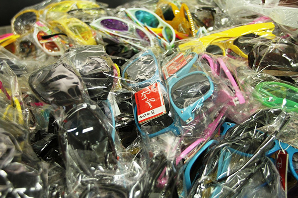 Aseguran ocho mil lentes Ray Ban piratas