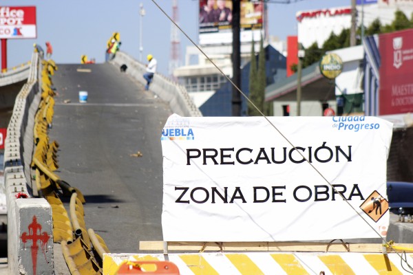 Cierran ambos sentidos de Circuito Juan Pablo II por obras del 475