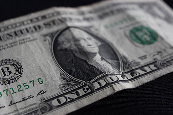 Dólar abre al alza, se vende hasta en $17.40 en bancos
