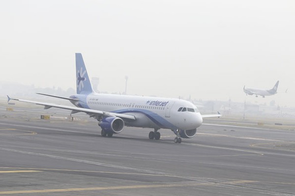 Reanudan operaciones en aeropuerto capitalino tras suspensión por banco de niebla