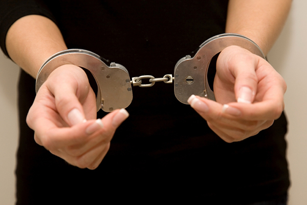 Mujer detenida por tener dos esposos