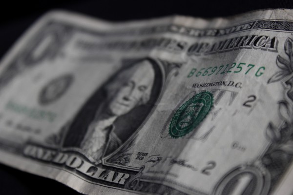 Hasta en $17.95 se vende dólar en bancos