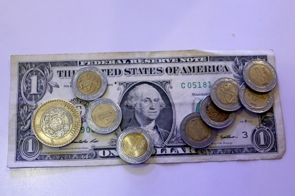 Dólar abre hasta en $18.20 a la venta en bancos