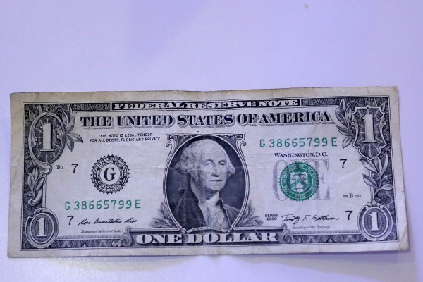 Baja dólar en bancos, se vende en $17.15