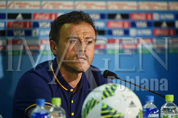 Luis Enrique, del Barcelona, gana Balón de Oro como mejor entrenador