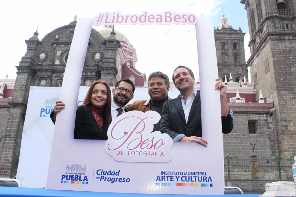 Invitan al zócalo a darse un beso de fotografía