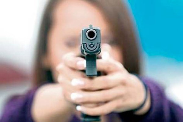 Mueren dos chicas a balazos en prepa de Arizona; presumen suicidio