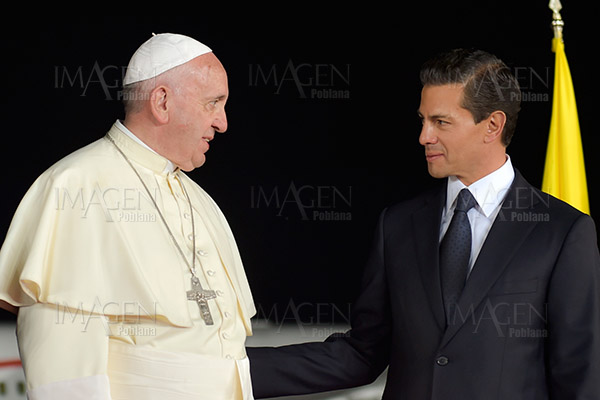Políticos y medios se olvidan del estado laico en visita papal