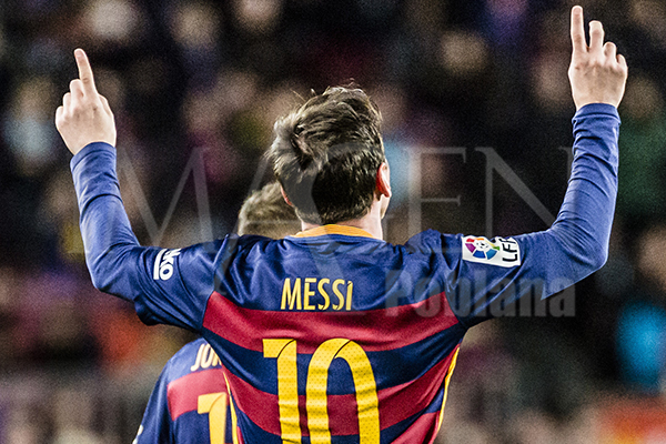 Messi bate al portero checo Petr Cech y suma 16 goles