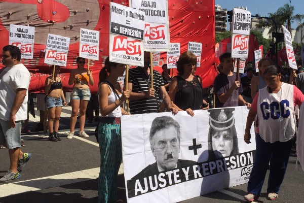 Macri enfrenta protesta masiva en medio de visita de Hollande