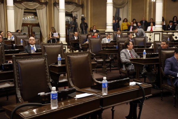 Congreso rinde minuto de silencio por víctimas de feminicidio