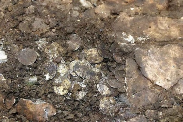 Aldeano halla enterradas monedas de 2,000 años de antigüedad