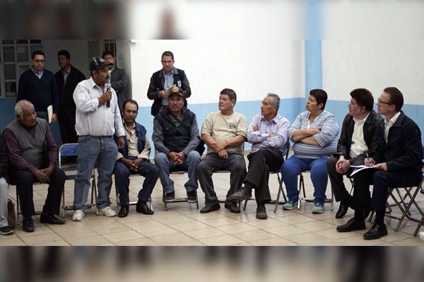 Visita Luis Banck a colonos de San Francisco Totimehuacán