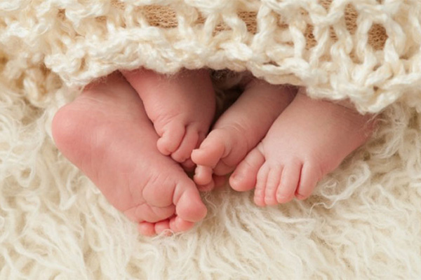 Mujer da a luz a mellizos de distintos padres