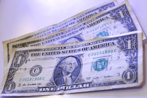 Baja dólar a media jornada, se vende hasta en 18.07 pesos