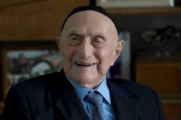 Sobreviviente de Auschwitz es declarado el hombre más viejo del mundo