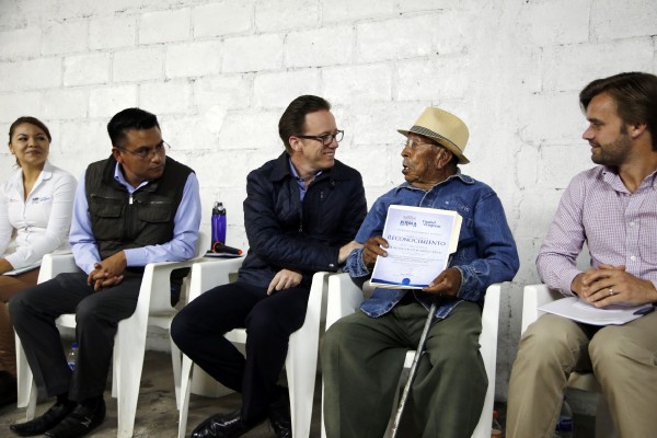 Recorre Banck San Sebastián de Aparicio y reconoce a vecino ejemplar