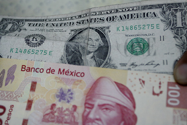 Tipo de cambio oscilará entre 17.30 y 17.64 pesos por dólar