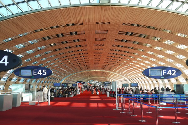 Denuncian reclusión de niño en aeropuerto de París