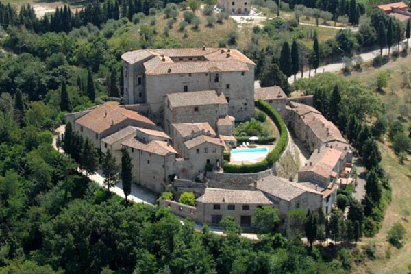 Italia pone a la venta castillo con pueblo incluido
