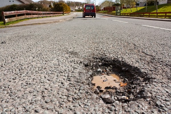 Reino Unido reparará un millón de baches en toda Inglaterra en un año
