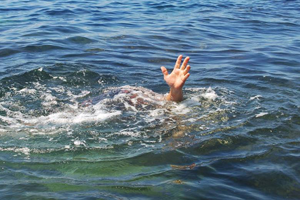 Intentó caminar sobre las aguas como Jesús… murió ahogado
