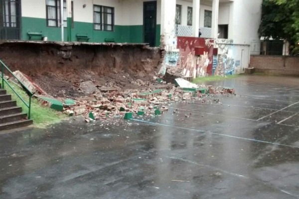 Un estudiante muerto y cuatro heridos al caer el muro de un colegio