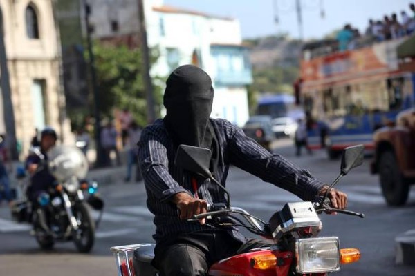 Cubano consigue récord al conducir tres kilómetros a ciegas en moto