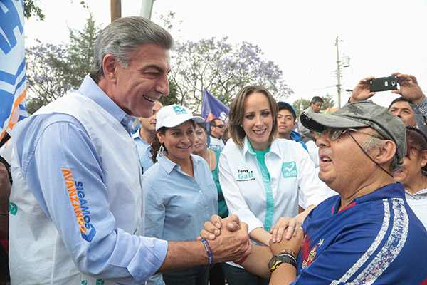 Vecinos de Amalucan manifiestan su apoyo a Tony Gali