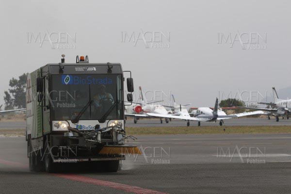 Continúa limpieza de ceniza volcánica en aeropuerto de Puebla