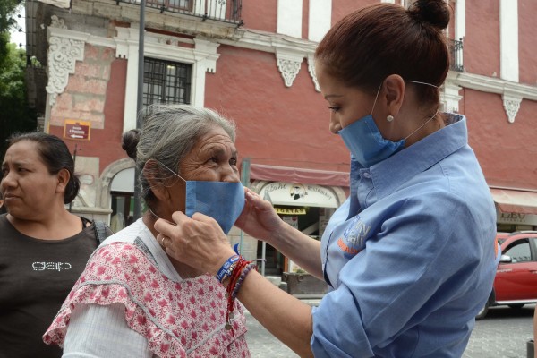 Dinorah López se preocupa por salud de los poblanos y reparte cubrebocas