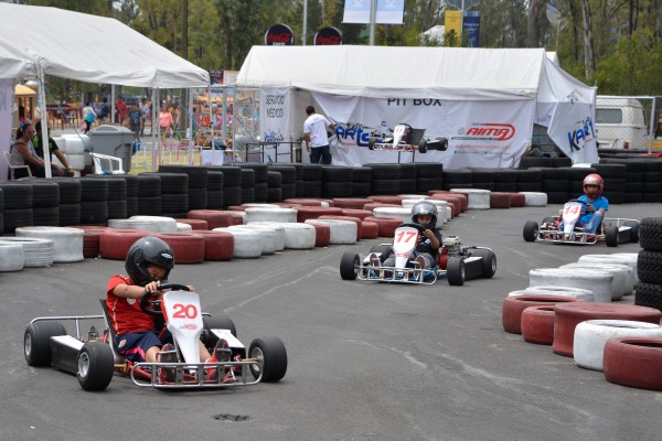 Adrenalina y velocidad esperan a poblanos en los Go Karts de la Feria