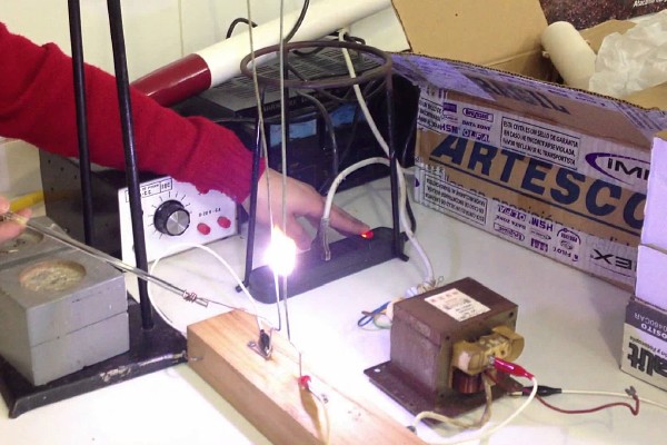 Muere electrocutado por imitar experimento que vio en YouTube