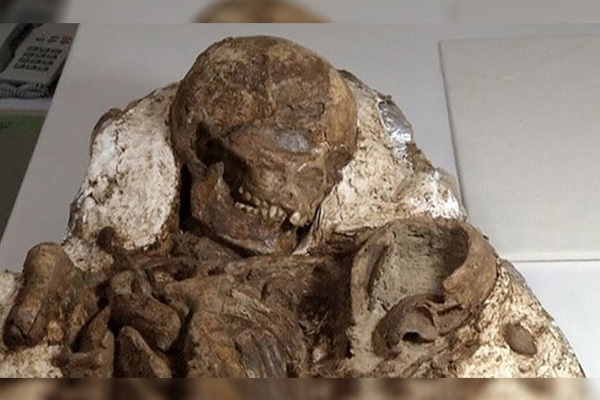 Arqueólogos descubren fósil de una madre sujetando a su bebé