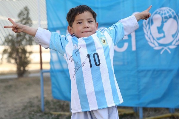 Huye a Pakistán niño afgano famoso por admirar al astro Lionel Messi