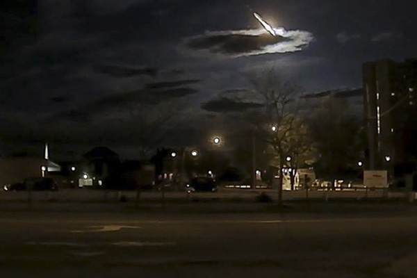 Policías de Estados Unidos captan la caída de un meteorito