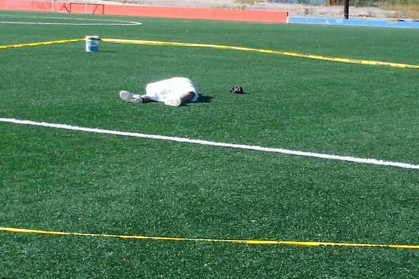 Muere futbolista en pleno partido tras recibir un golpe en la cabeza