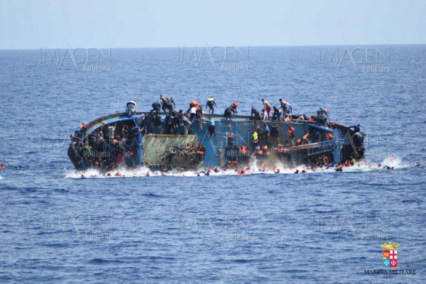 Hallan 117 cadáveres de migrantes en costa de Libia