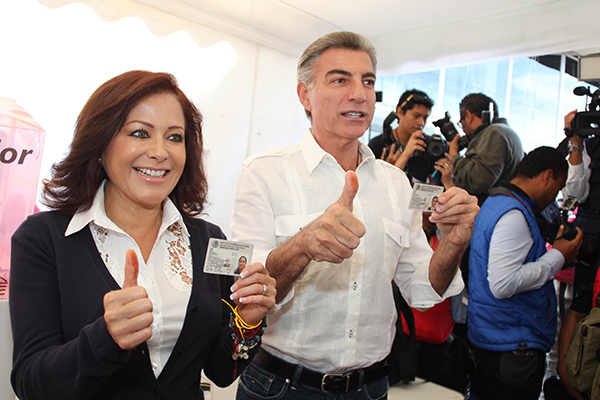 Tony Gali vota y celebra 34 años de matrimonio
