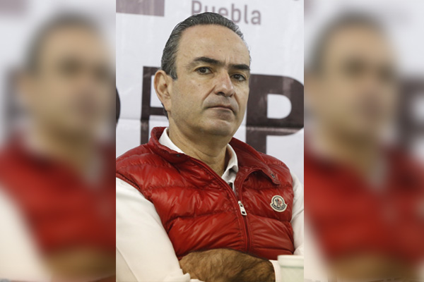 Estefan llegó más temprano a votar para evitar a la prensa