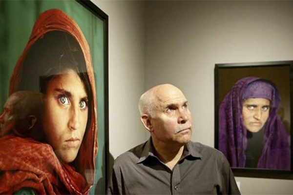 Steve McCurry, autor de “niña afgana”, acusado de abusar del Photoshop