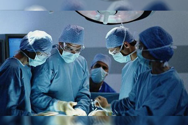 Médicos colombianos extraen granada del rostro de un militar