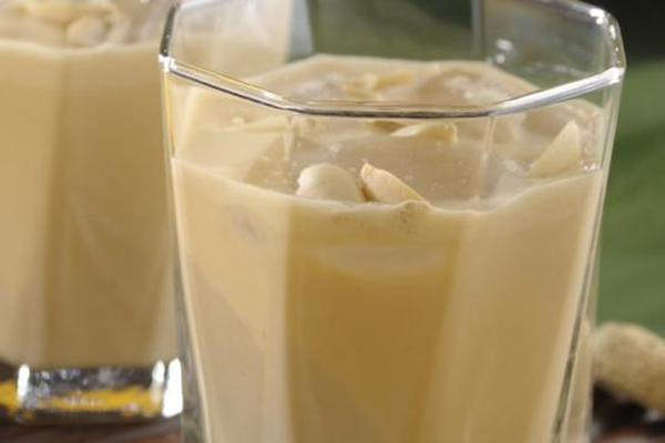Cocinera prepara agua de cacahuate y gana cumbre gastronómica